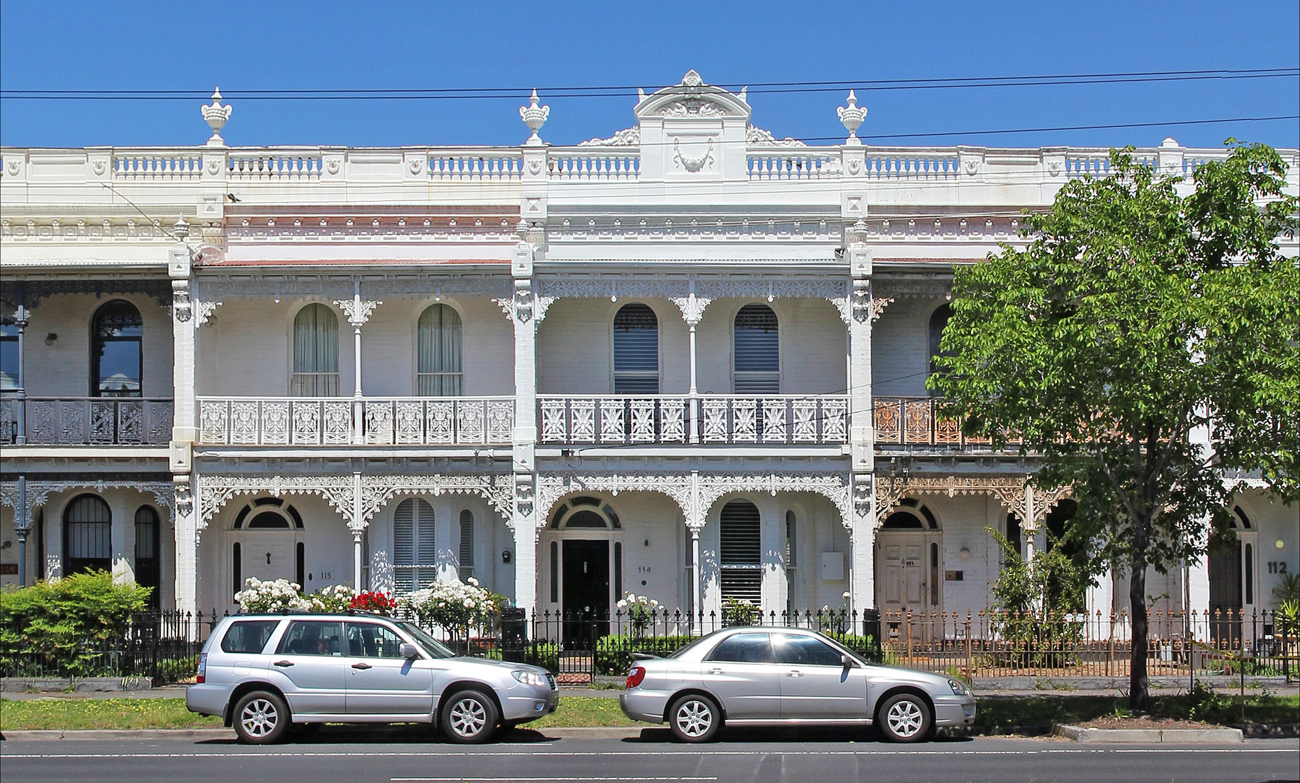 Victorian_terrace_on_canterbury_road,_Middle_Park.jpg