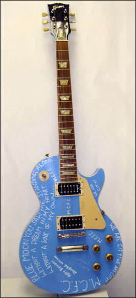 wayne_rooneys_guitar_from_noel_gallagher.jpg