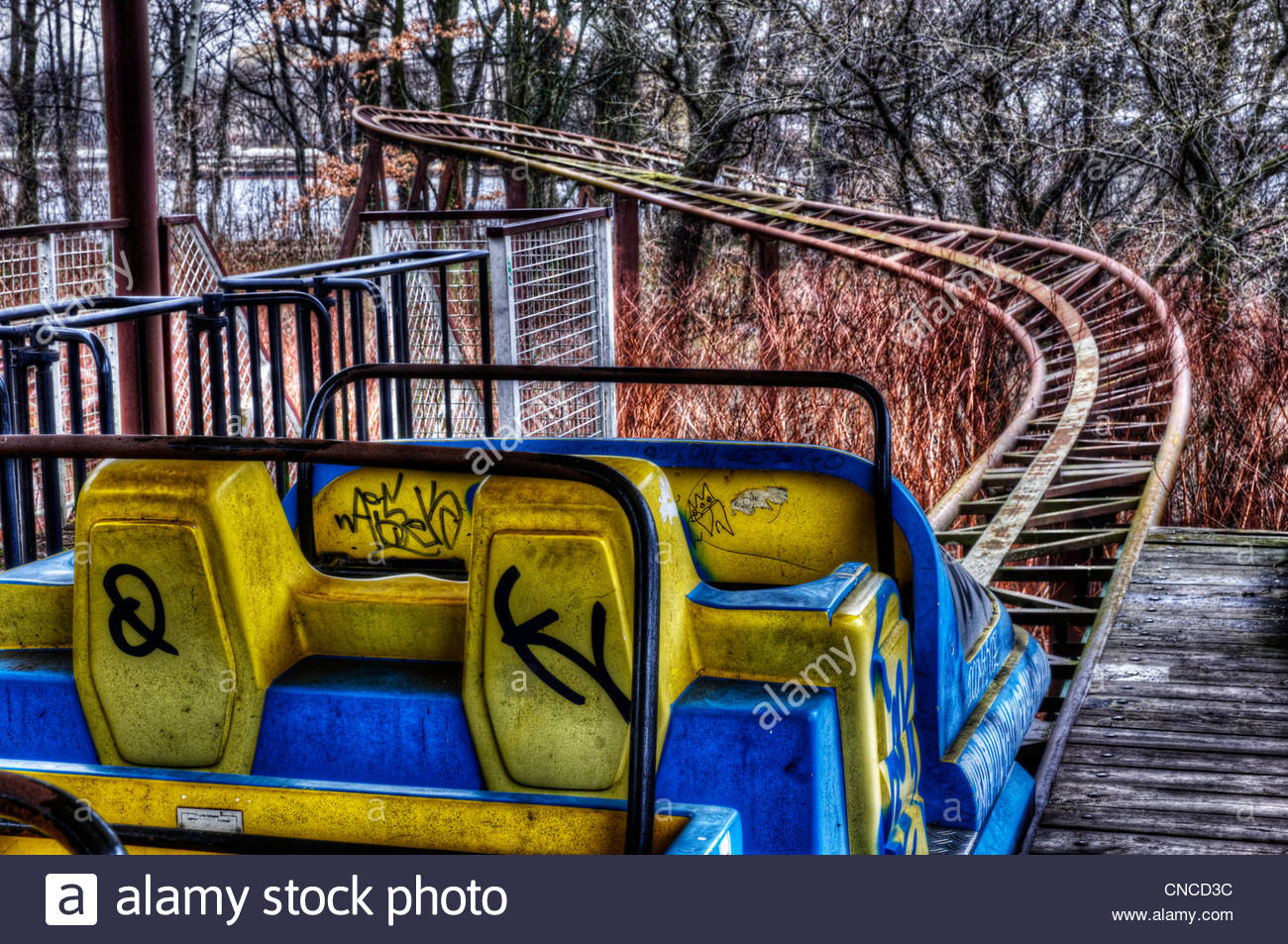 an-abandoned-roller-coaster-at-the-funfair-in-treptower-park-aka-spreepark-CNCD3C.jpg