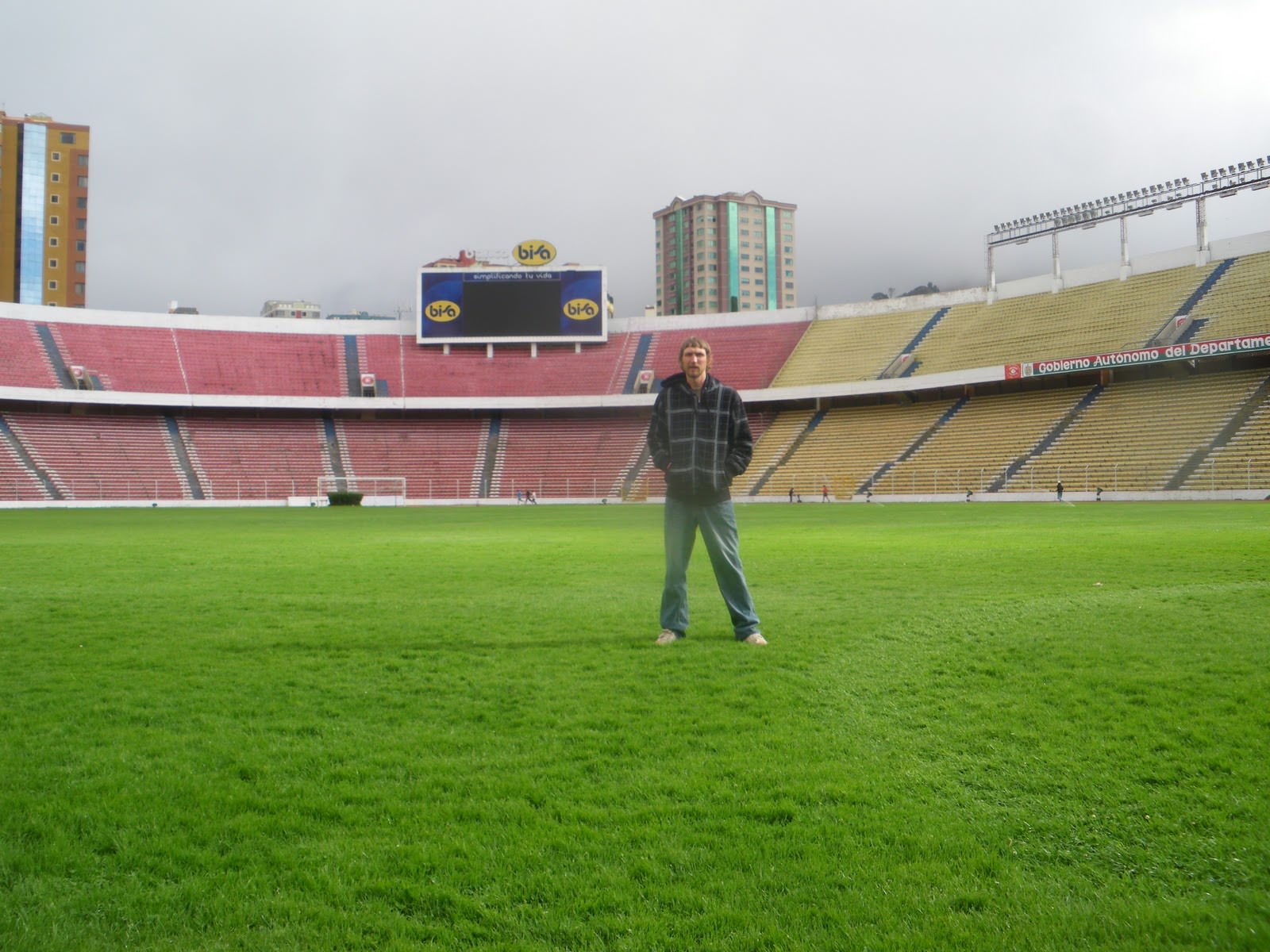 Estadio-Hernado-Siles-Highest-National-Football-Stadium-in-the-World-La-Paz-Bolivia.jpg