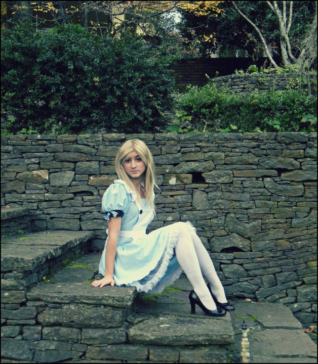 alice_on_stairs_by_mamotte_lollipop-d33uq11.jpg