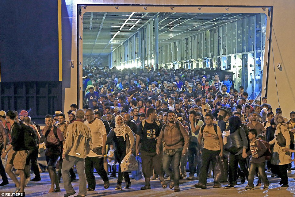 2BE4329C00000578-3220341-Biblical_Thousands_of_migrants_emerge_from_the_hold_of_a_ferry_o-a-4_1441259591548.jpg