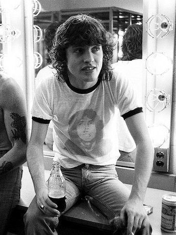 Angus-Young-angus-young-5893925-343-459.jpg