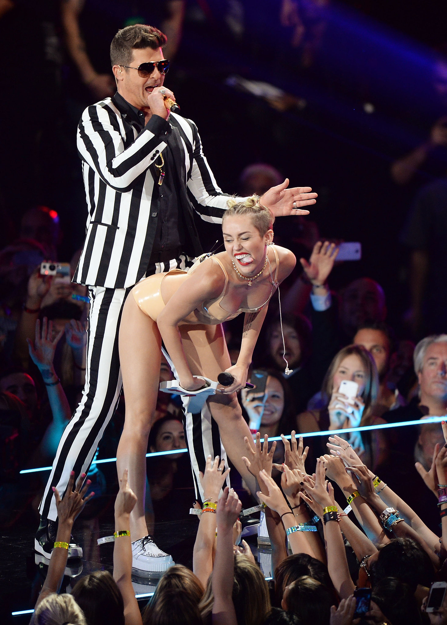 Miley-Cyrus-joined-Robin-Thicke-stage-performance.jpg