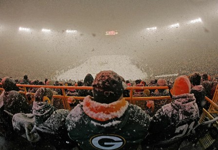 football-game-in-the-snow-at-lambeau-field-in-green-bay-77bf38edd9106c48.jpg