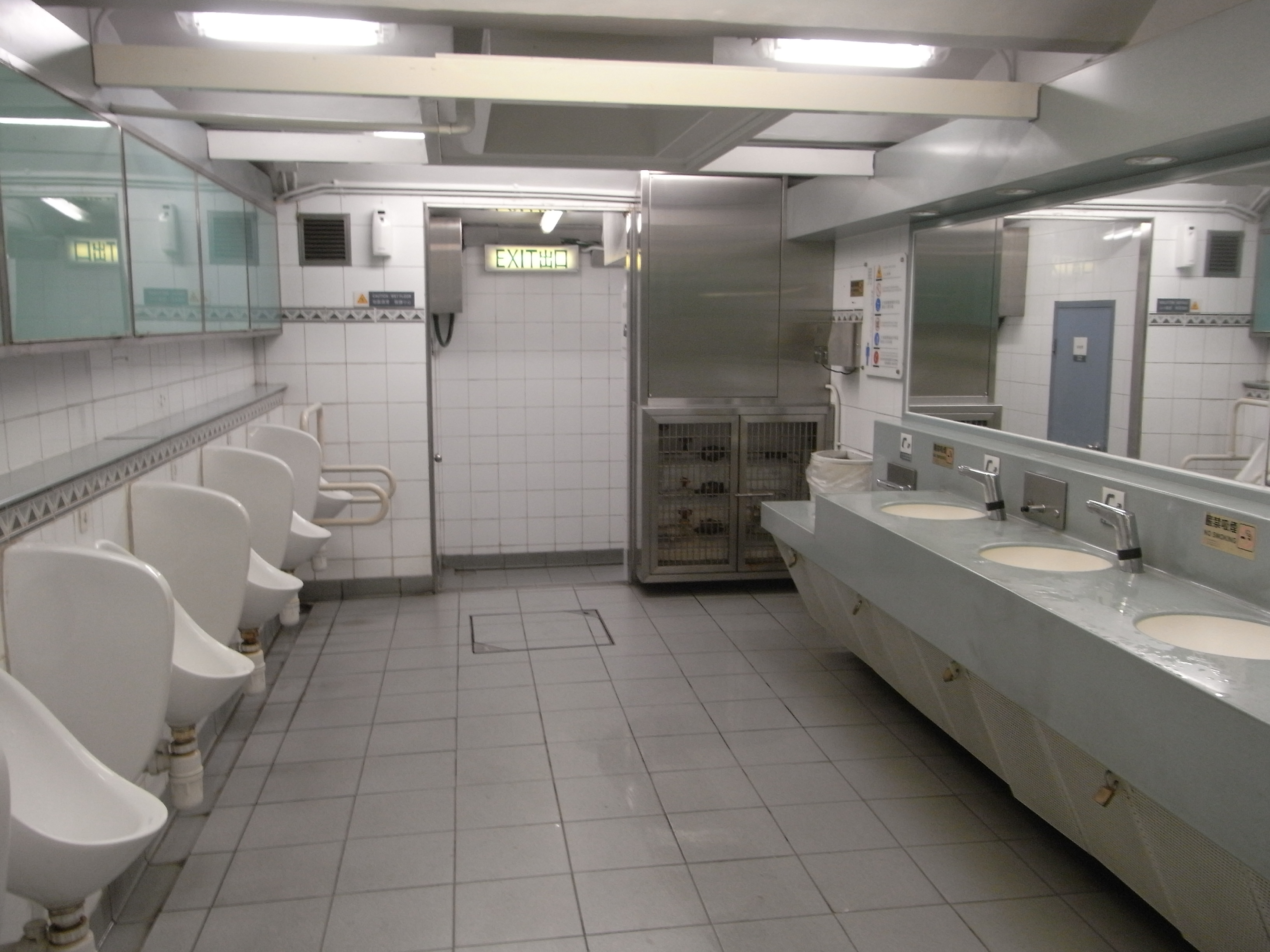 HK_Sheung_Wan_Wellington_Street_Public_Toilet_basement_interior_Apr-2010.jpg