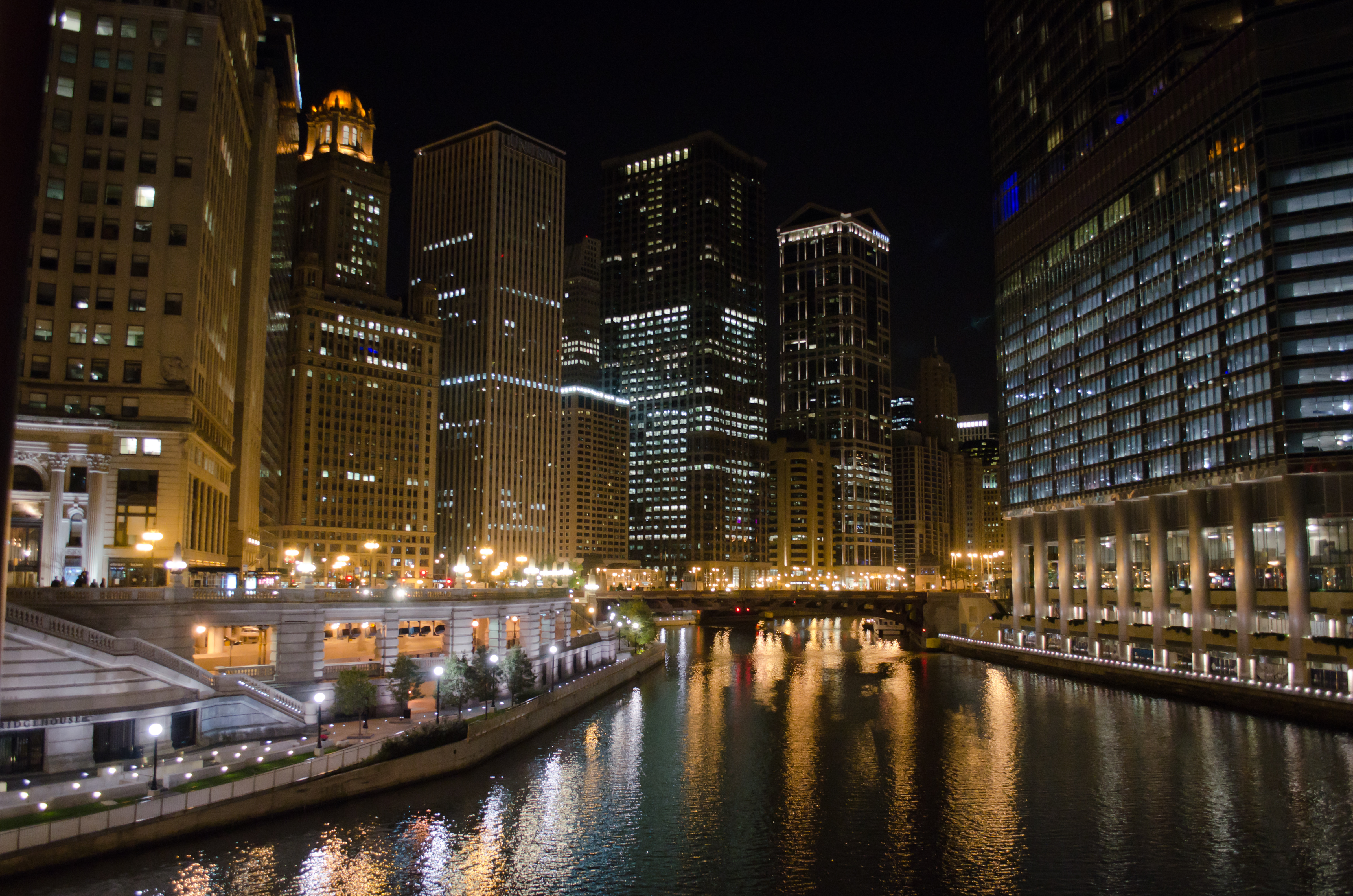 Chicago_river_from_Michigan_avenue_bridge_at_night.jpg