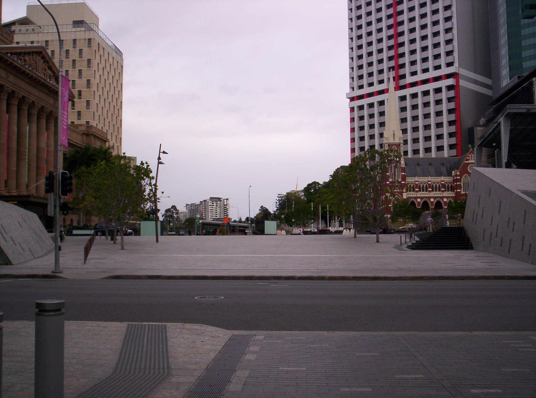 King_George_Square_%28showing_entrances_to_busway_station%29.jpg