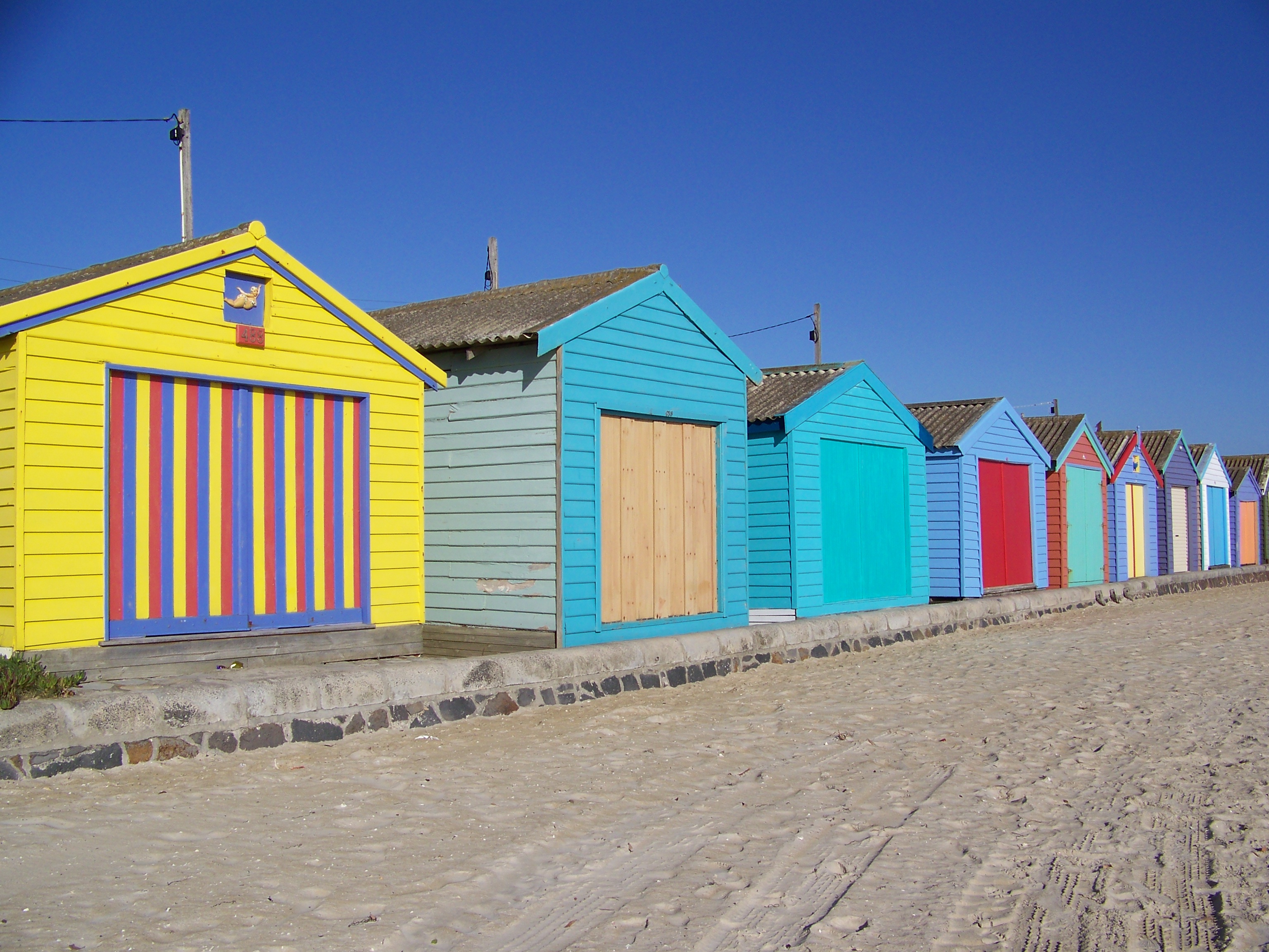 Aspendale_beach_huts.jpg