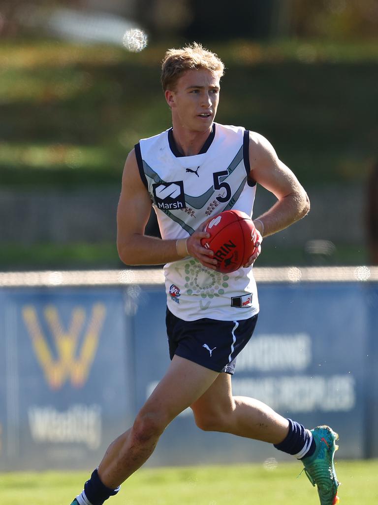 PERTH, AUSTRALIA - JUNE 07: Hugo Mikunda of Victoria Country in action during the Marsh AFL National Championships U18 Boys match between Western Australia and Victoria Country at Mineral Resources Park, on June 07, 2025, in Perth, Australia. (Photo by Paul Kane/AFL Photos/via Getty Images)