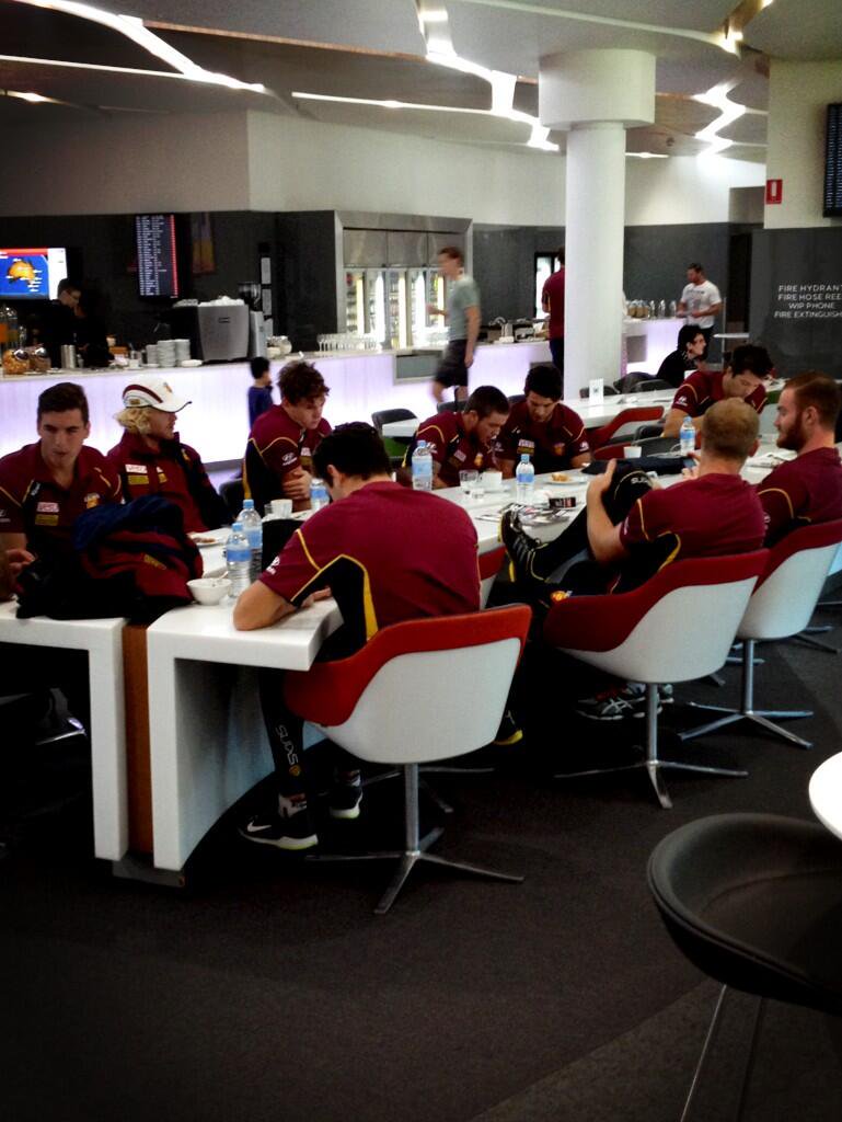 BIQQjiNCEAAPIXC.jpg:large