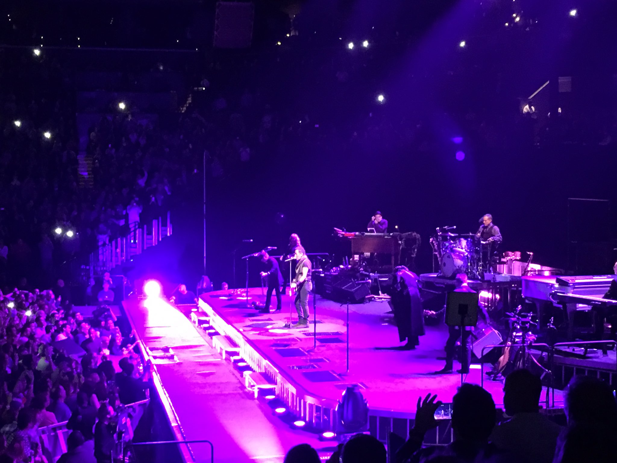 CgxHmDzU4AIPSie.jpg:large