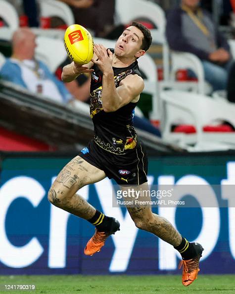 jason-castagna-of-the-tigers-marks-the-ball-during-the-2022-afl-round-picture-id1241790319