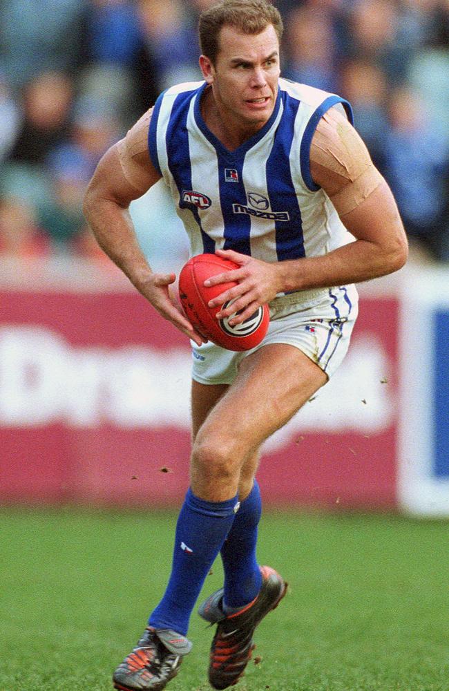 Wayne Carey plays for North Melbourne in 2001.