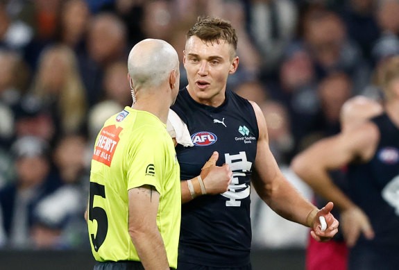 Carlton captain [PLAYERCARD]Patrick Cripps[/PLAYERCARD] has a word with the umpire on Saturday afternoon.