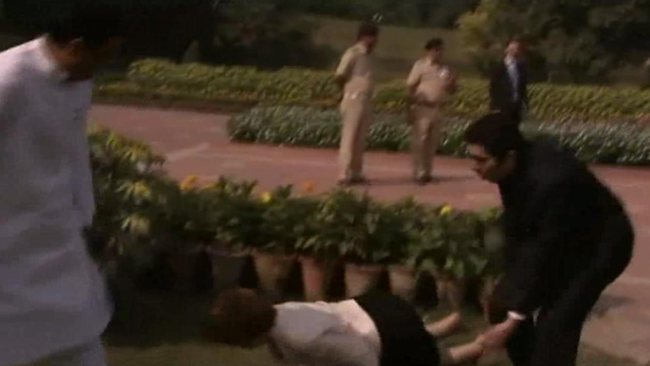 966939-julia-gillard-loses-shoe-india.jpg