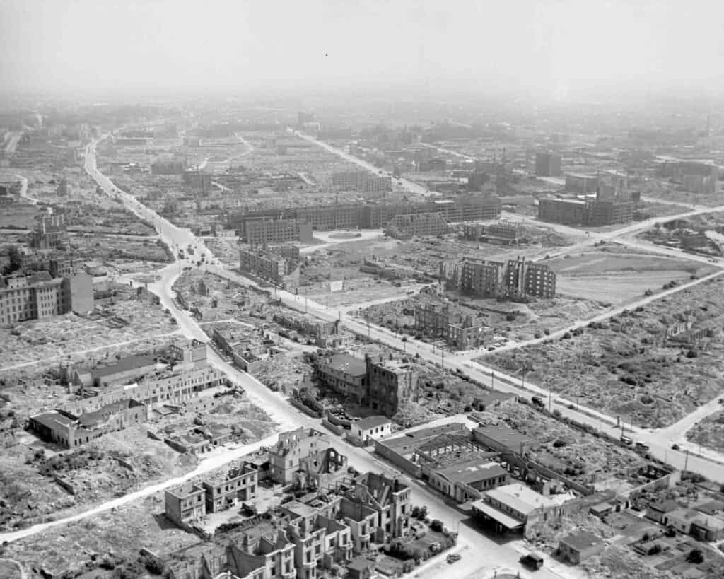 Oblique-aerial-view-of-Hamburg-shortly-after-the-war.-Photographed-by-CE-Brown.-1024x819.jpg