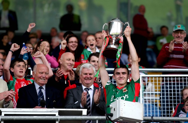 cian-hanley-lifts-the-trophy-630x414.jpg