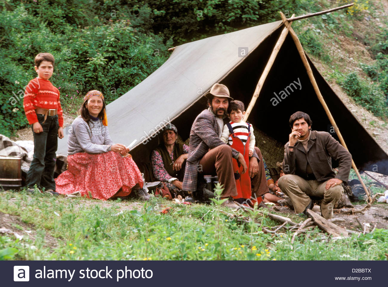 yugoslavia-gypsy-family-in-front-of-tent-D2BBTX.jpg