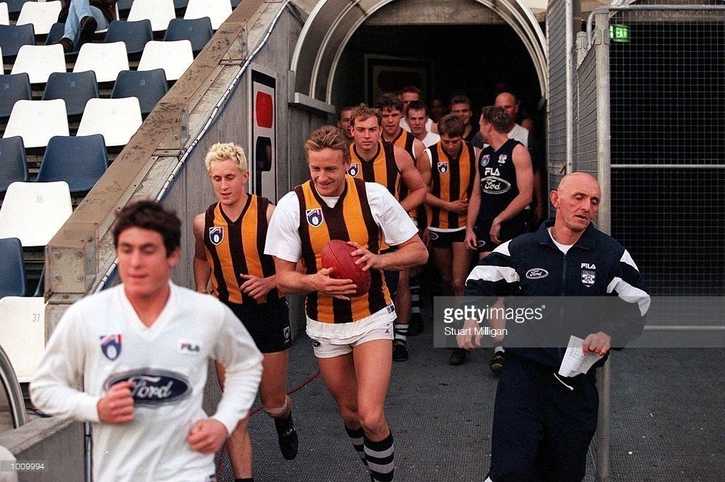 1009994-aug-1999-john-barnes6-for-geelong-runs-onto-gettyimages.jpg