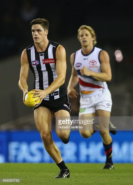 469293782-jack-crisp-of-the-magpies-runs-with-the-ball-gettyimages.jpg