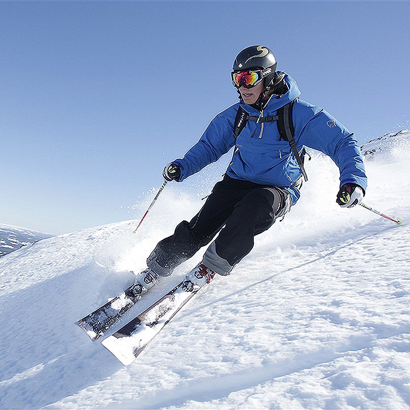 guy-skiing-in-hemsedal-dsbw-1400x1400.jpg