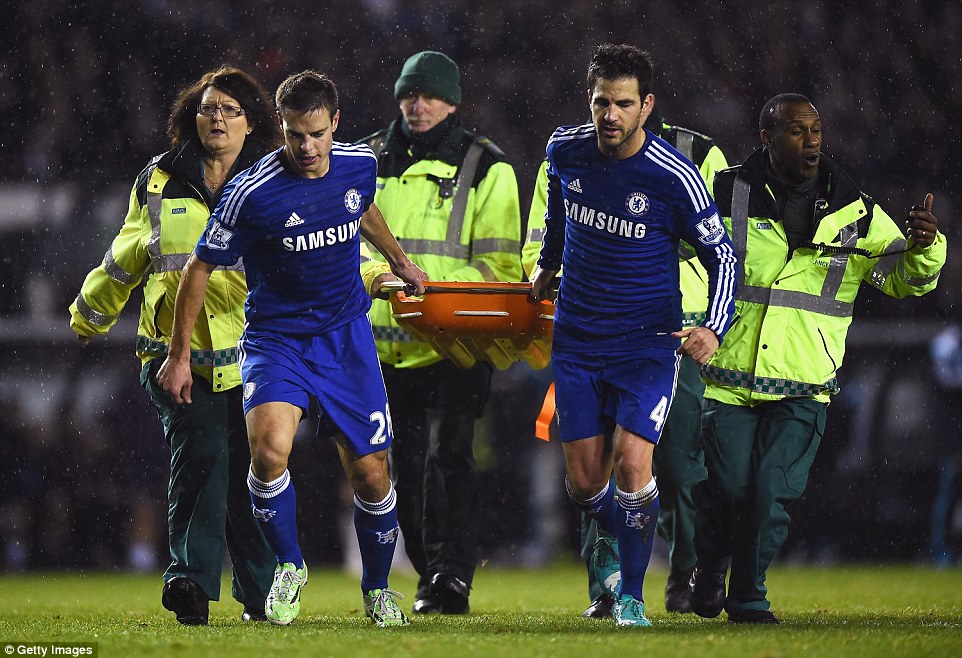 241A62C300000578-2876486-Spaniards_Cesar_Azpilicueta_and_Cesc_Fabregas_helped_Paramedics_-a-29_1418764185252.jpg