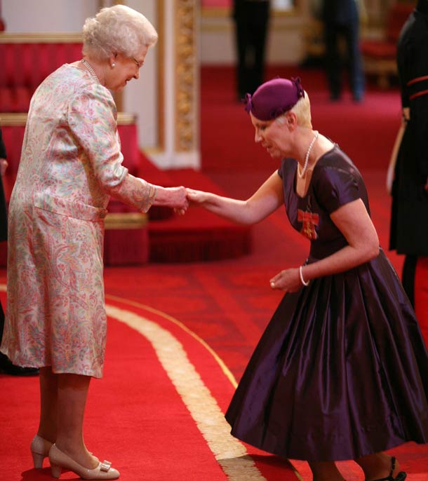 annie-lennox-is-made-a-an-obe-by-queen-elizabeth-ii-pic-pa-530643113.jpg