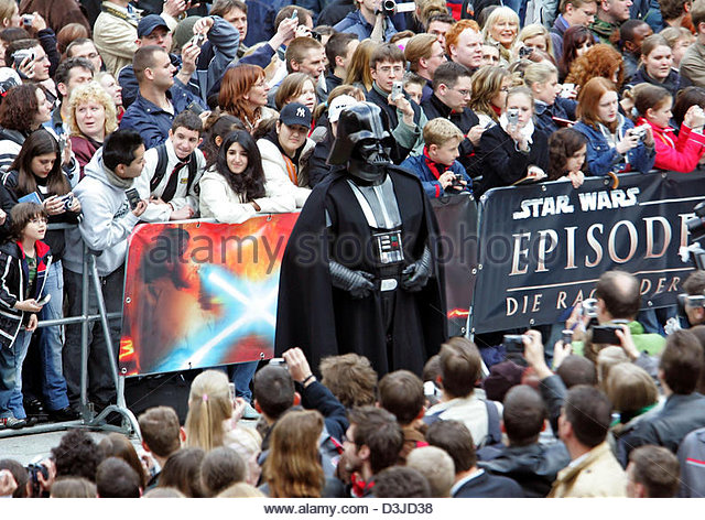 dpa-an-extra-dressed-as-darth-vader-c-stands-among-a-crowd-of-fans-d3jd38.jpg