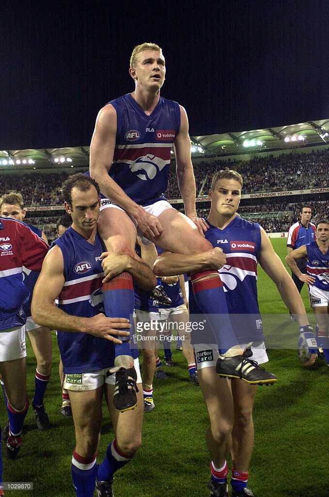 aug-2000-scott-wynd-of-the-western-bulldogs-is-chaired-off-the-ground-picture-id1029870