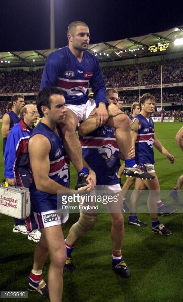 aug-2000-steven-kolyniuk-of-the-western-bulldogs-is-chaired-off-the-picture-id1029940