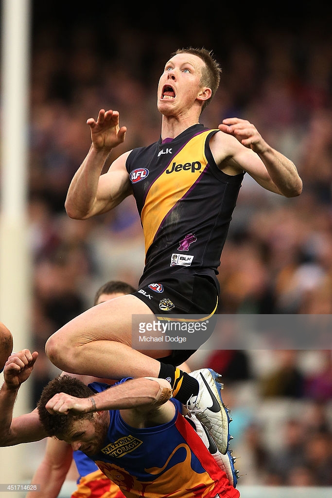 jack-riewoldt-of-the-tigers-jumps-for-an-attempted-high-mark-over-picture-id451714628