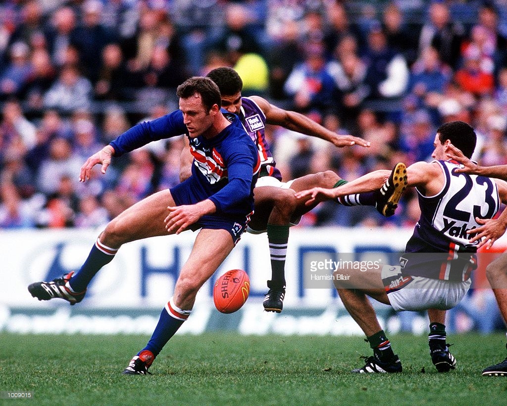 jun-1999-chris-grant-number-three-for-the-western-bulldogs-collides-picture-id1009015