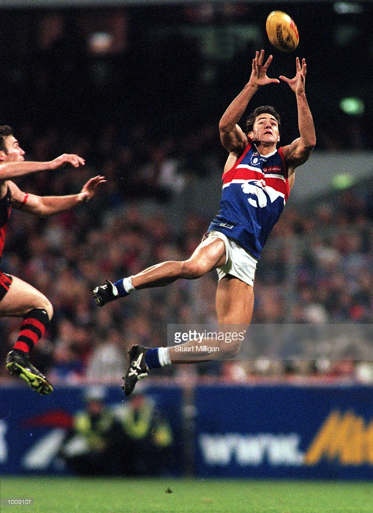 jun-1999-craig-ellis-number-32-for-the-western-bulldogs-flys-for-a-picture-id1009107