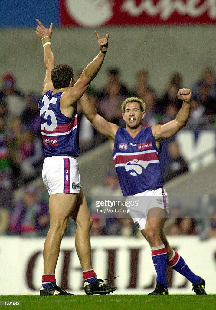 may-2000-kingsley-hunter-and-paul-hudson-for-the-western-bulldogs-in-picture-id1031845