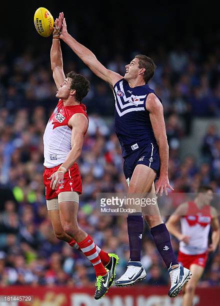 mike-pyke-of-the-swans-and-aaron-sandilands-of-the-dockers-contest-picture-id181445729