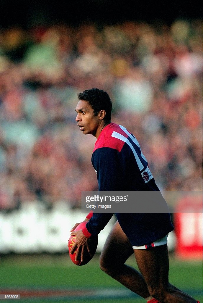 scott-chisholm-of-melbourne-in-action-during-the-afl-1999-season-picture-id1563908