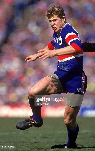 steven-kretiuk-of-the-bulldogs-in-action-during-the-1st-afl-semi-picture-id71515455