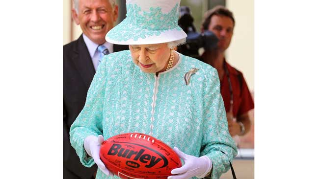 576385-the-queen-and-a-footy.jpg