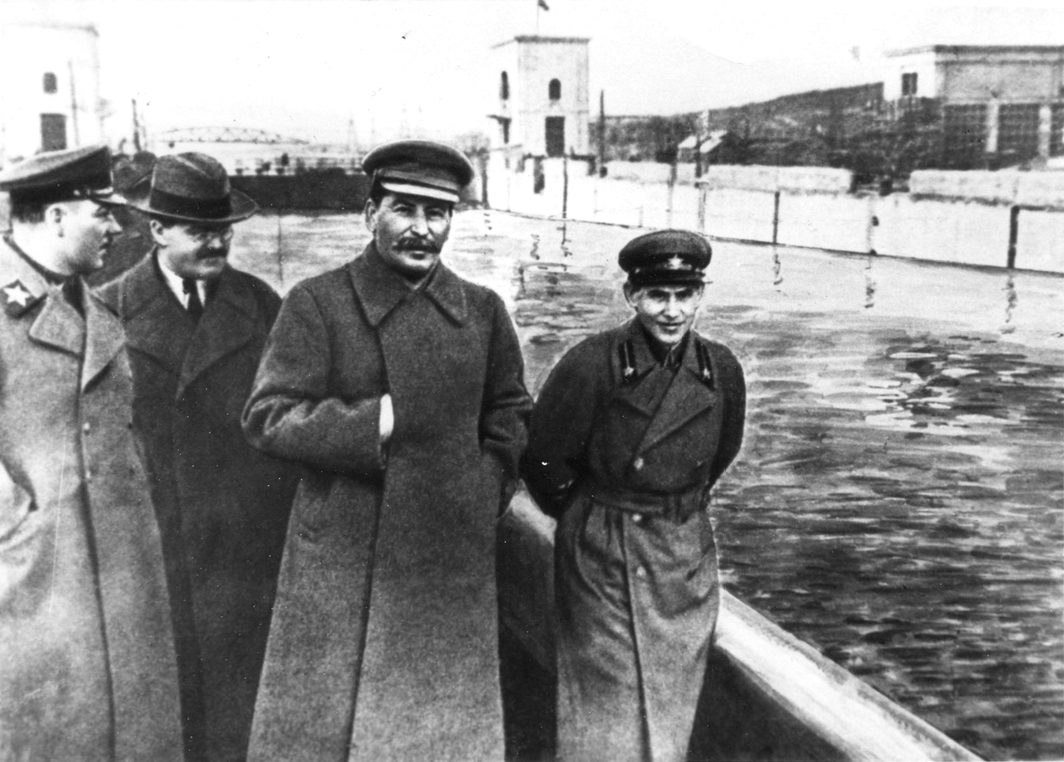 Voroshilov%2C_Molotov%2C_Stalin%2C_with_Nikolai_Yezhov.jpg