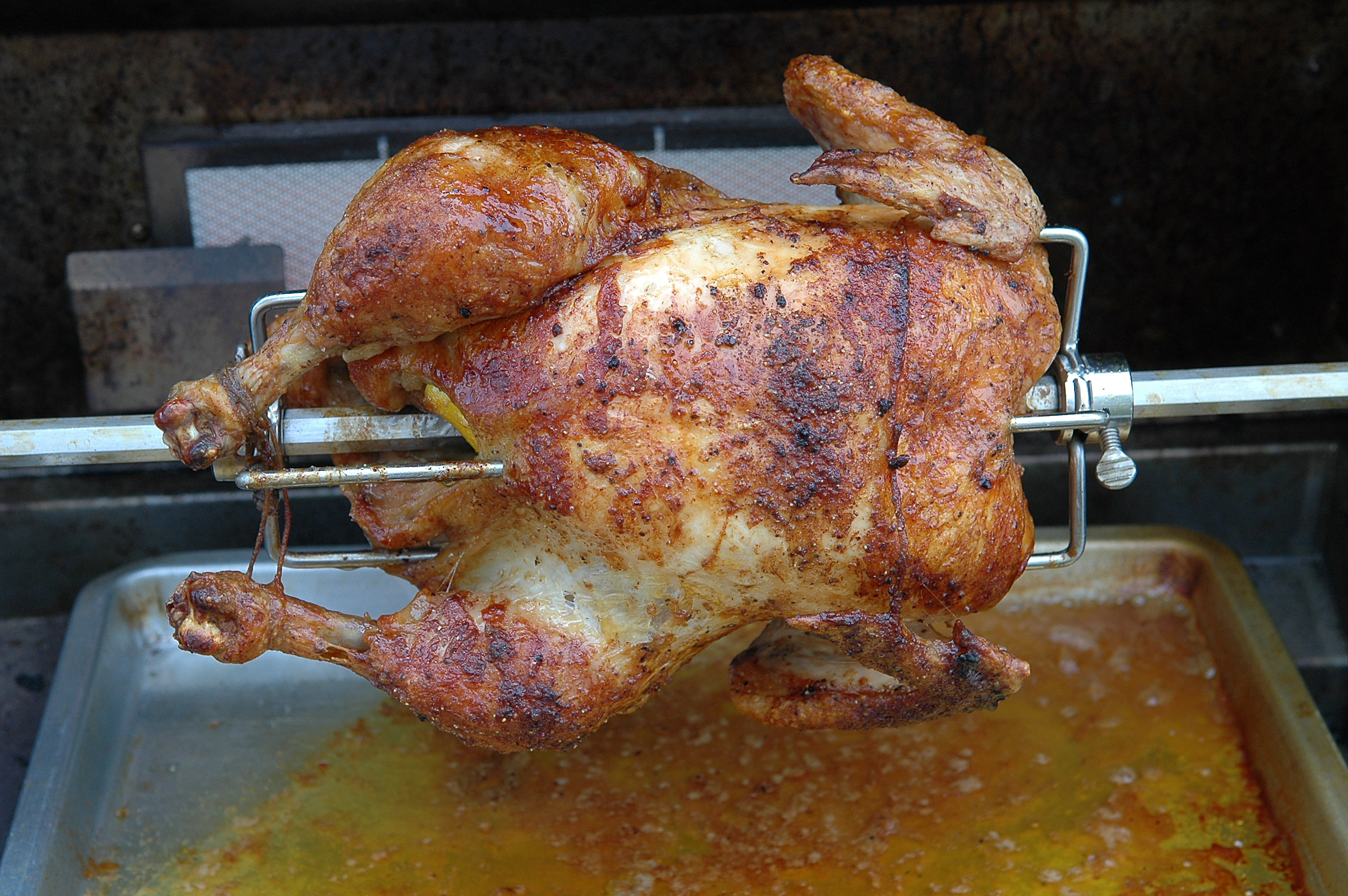 Рецепт куры гриль в домашних условиях. Курица-гриль в духовке на вертеле. Курочка гриль в духовке. Цыпленок на вертеле.