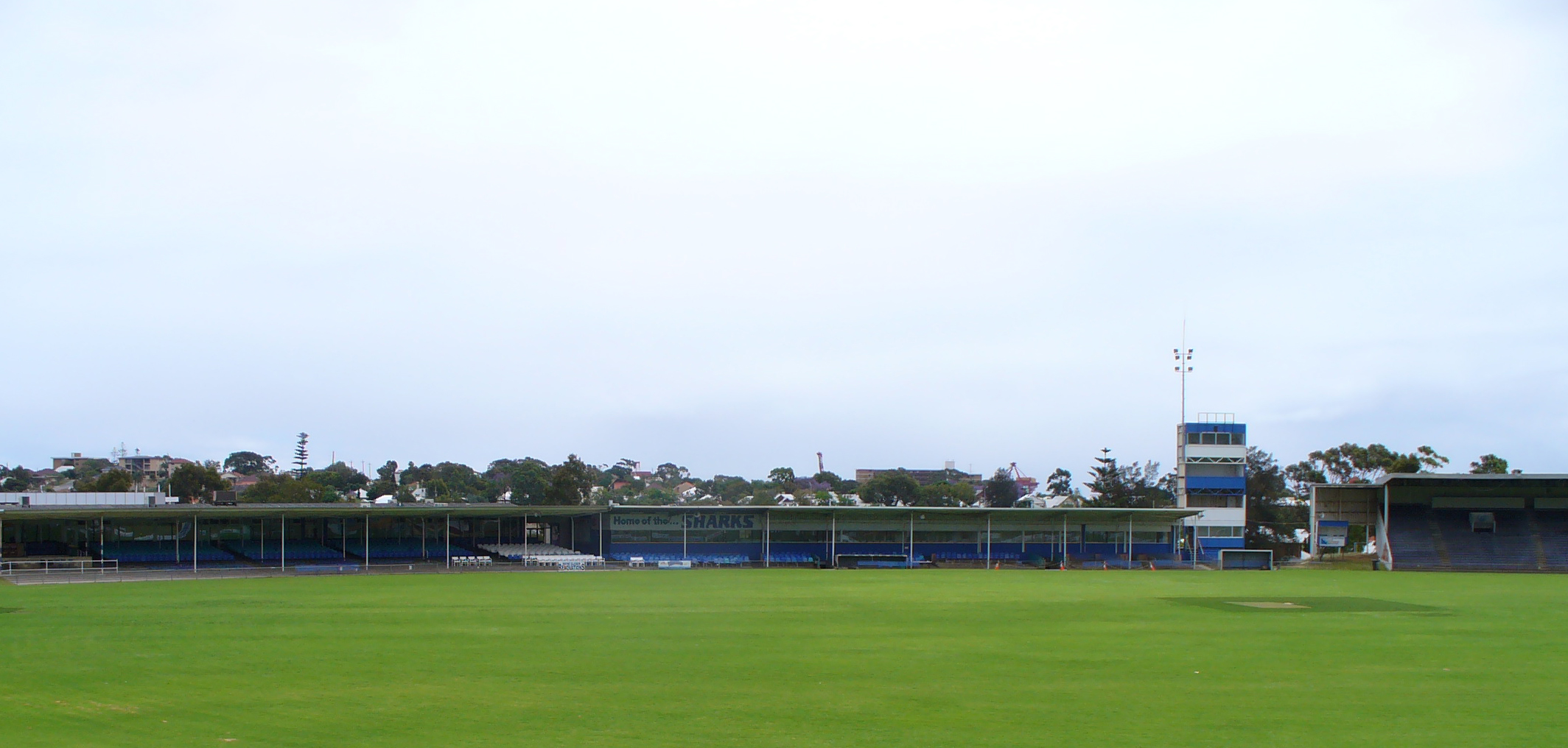 East_Fremantle_Oval_%E2%80%93_stands_(cropped_%E2%80%93_1).jpg