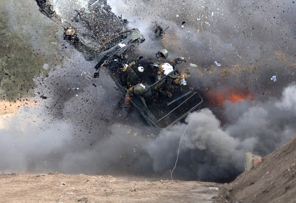 Украина разрыв. Солдат подорвался на мине. Подрыв на мине автомобиля Украина.