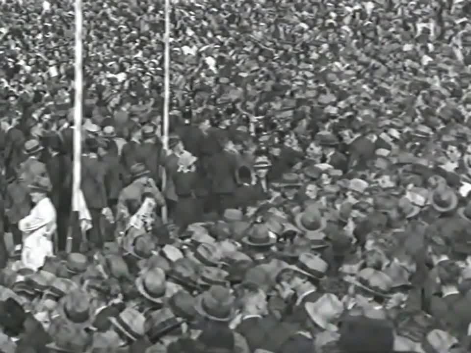 vlcsnap-00019_Crowd_at_1938_Grand_Final_(note_the_goal_umpire)_1_16_35.jpg