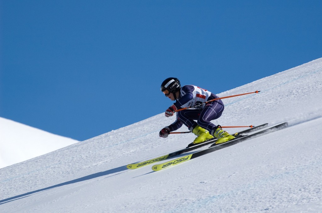 Www skis com. Горнолыжный спорт дисциплины. Зимние виды спорта. Горные виды спорта. Гоночные горные лыжи.