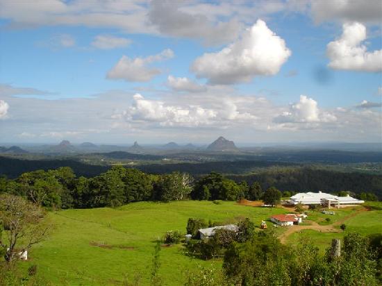 Glasshouse-mountains.jpg