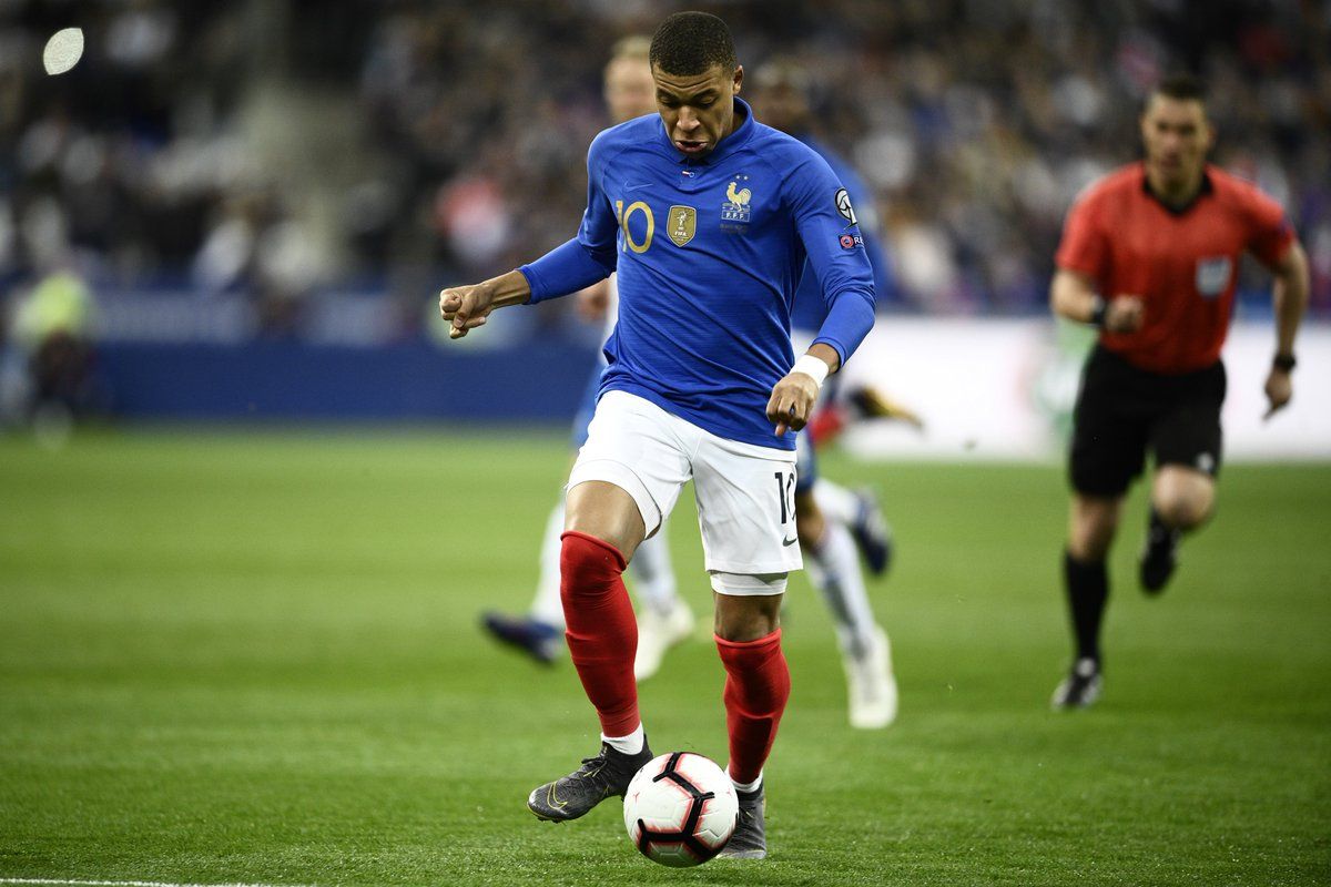 on-pitch-nike-france-centenary-kit-5.jpg