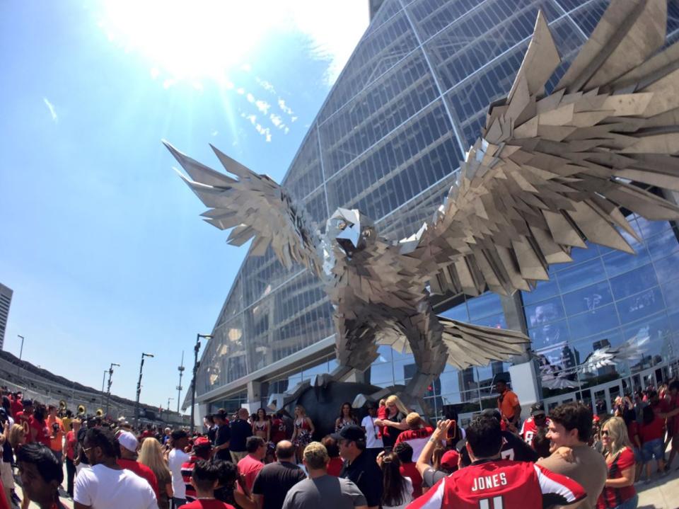 Falcon-Statue-Credit-Mercedes-Benz-Stadium.jpg