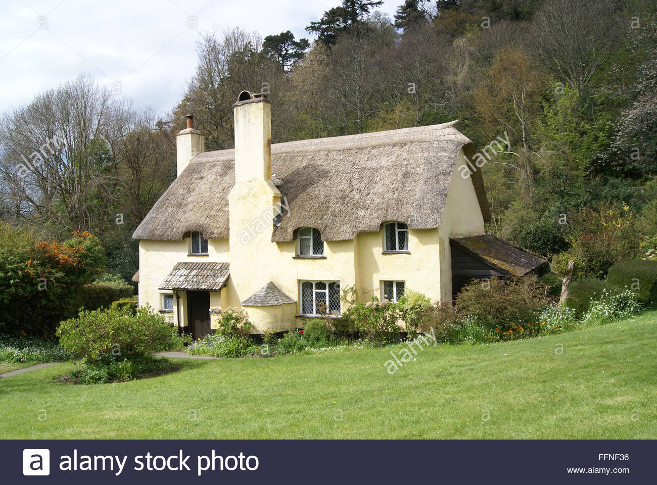 quaint-thatched-cottage-in-the-english-country-side-FFNF36.jpg