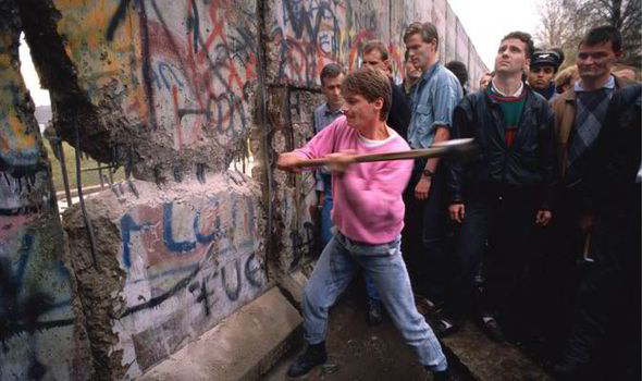 The-first-section-of-the-Berlin-Wall-was-torn-down-by-crowds-on-the-morning-of-November-10th-1989-530033.jpg